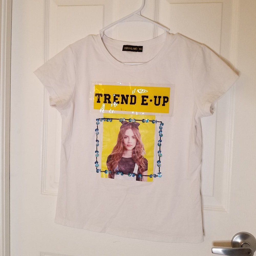 White shirt with girl face print and sequin
